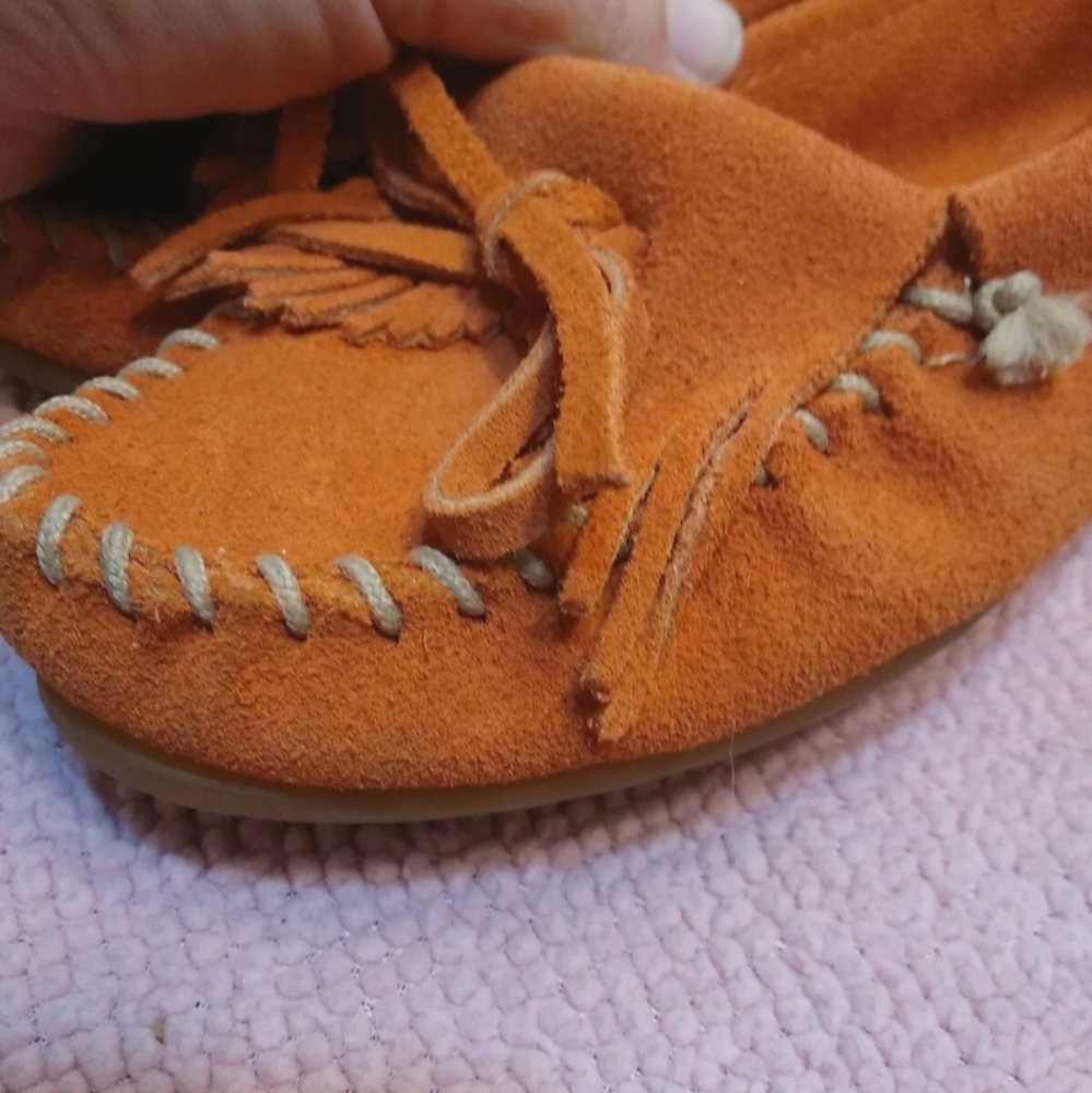 Minnetonka women's size 7 mocassins slip ons 407 S Orange/Rust color - Picture 11 of 12